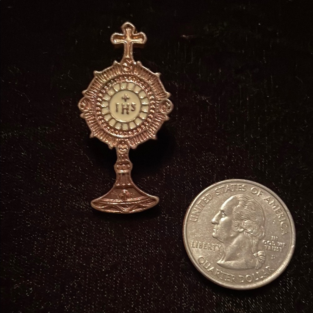 Elegant Gold Religious Ornament
